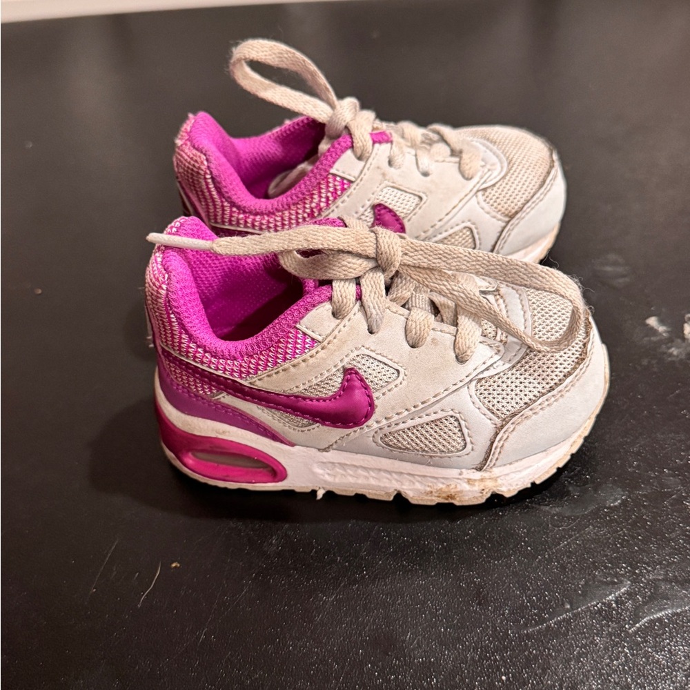 Nike Kids purple and white Sneakers 4 C 580372-055